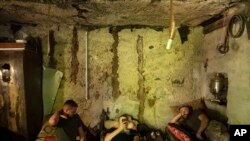 Militares ucranianos descansan en un sótano entre enfrentamientos con las fuerzas rusas en la línea del frente en la región de Kharkiv, Ucrania, el 27 de julio de 2022.