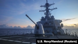 美国第七舰队2022年7月13日发布图片显示“本福德”号导弹驱逐舰(USS Benfold)在南中国海进行操练。