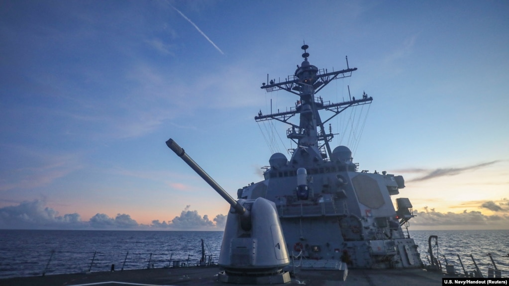 美国海军“本福德”号导弹驱逐舰在南中国海航行（2022年7月13日）(photo:VOA)