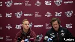 Kapten Daly Cherry-Evans dan Pelatih Des Hasler dalam konferensi pers Manly Warringah Sea Eagles di Sydney, Australia, 26 Juli 2022. (AAP Image/Flavio Brancaleone via REUTERS)