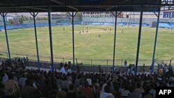 Para penonton menyaksikan pertandingan kriket di Stadion Kriket Internasional di Kabul, Afghanistan, 3 September 2021. Dua orang tewas akibat ledakan granat saat laga kriket di stadion itu pada Jumat, 29 Juli 2022. (Foto: Aamir Qureshi/AFP)