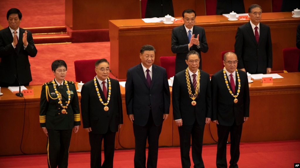 资料照：中国领导人习近平在北京人民大会堂向抗疫有功人员授勋。(2020年9月8日)(photo:VOA)