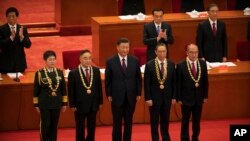 资料照：中国领导人习近平在北京人民大会堂向抗疫有功人员授勋。(2020年9月8日)