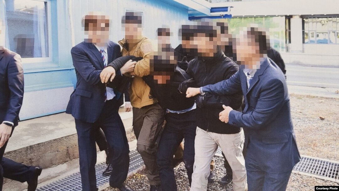 한국 통일부는 지난 2019년 11월 판문점에서 탈북어민 2명을 북한으로 송환하던 당시 촬영한 사진을 12일 공개했다. 사진 = 통일부.