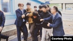 한국 통일부는 지난 2019년 11월 판문점에서 탈북어민 2명을 북한으로 송환하던 당시 촬영한 사진을 12일 공개했다. 사진 = 통일부.