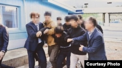 한국 통일부가 지난 12일 공개한 2019년 11월 탈북어민 2명 판문점 송환 당시 장면. (자료사진=한국 통일부)