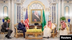 Saudijski kralj Salman bin Abdulaziz prima američkog predserdnika Džoa Bajdena u palati Al Salman po dolasku u Džedu.