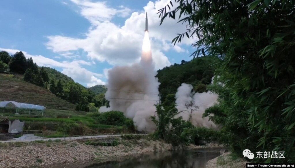 中国军队东部战区发布照片显示，中国针对台湾东部海域进行常规导弹实弹发射演习。（2022年8月4日）(photo:VOA)