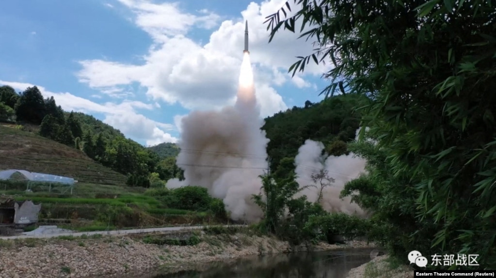 中国军队东部战区发布照片显示，中国针对台湾东部海域进行常规导弹实弹发射演习。（2022年8月4日）(photo:VOA)