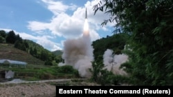 中国军队东部战区发布照片显示，中国针对台湾东部海域进行常规导弹实弹演习。（2022年8月4日）