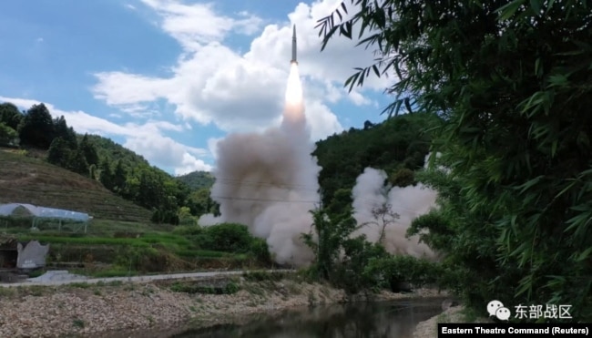 中國軍隊東部戰區發布照片顯示，中國針對台灣東部海域進行常規導彈實彈發射演習。 （2022年8月4日）