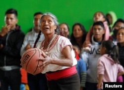 Andrea Garcia Lopez, 71 an, ke abone TikTok yo rele "Meme Jordan" jwe nan yon match egzibisyon basketbol nan San Esteban Atatlahuca, Oaxaca, Meksik, 3 Out 2022.