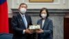 Presiden Taiwan Tsai Ing-wen bertukar hadiah dengan anggota parlemen Jepang dan mantan Menteri Pertahanan Shigeru Ishiba saat pertemuan di kantor Presiden di Taipei, Taiwan, Kamis, 28 Juli 2022. (Kantor Kepresidenan Taiwan via AP)