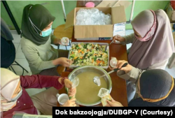 Relawan DUBGP-Y menyiapkan paket makan untuk buruh gendong. (Foto: Dok bakzoojogja/DUBGP-Y)