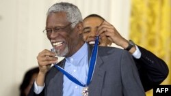 Dans cette photo d'archive prise, le président  Barack Obama décerne la médaille de la liberté 2010 au temple de la renommée du basket-ball et défenseur des droits de l'homme Bill Russell à la Maison Blanche à Washington DC, le 14 février 2011.