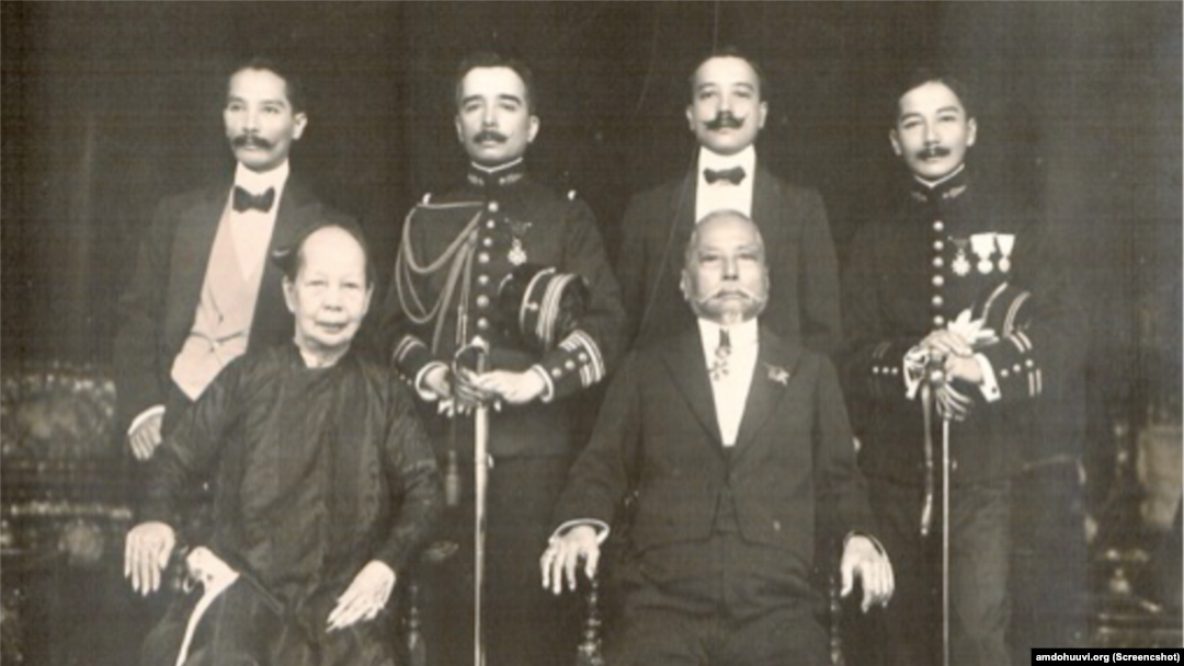 Đỗ Hữu Vị, đứng ngoài cùng bên phải, trong tấm ảnh gia đình chụp cùng cha mẹ và các anh em trai (Ảnh chụp màn hình amdohuuvi.org)