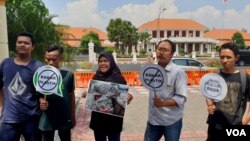 Aktivis Ecoton melakukan aksi bahaya dioksin akibat pembakaran sampah plastik (foto: Petrus Riski/VOA).