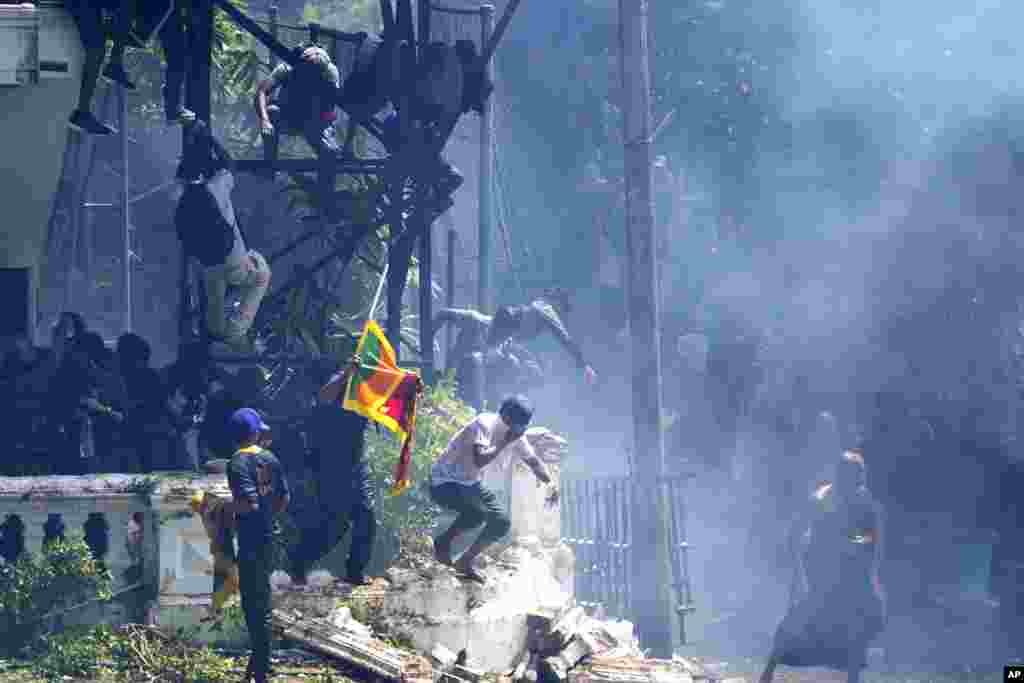 Protesters storm the Sri Lankan Prime Minister Ranil Wickremesinghe&#39;s office in Colombo, July 13, 2022.