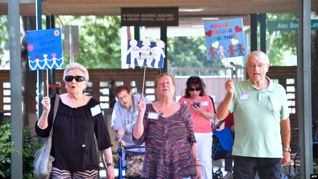 Warga lansia di Rumah Yahudi Los Angeles, kebanyakan berusia sekitar 90 tahun, membawa plakat saat mengikuti pawai "Keeping Families Together" guna memprotes pemisahan keluarga di perbatasan AS-Meksiko di Reseda, California, 20 Juli 2018. (Frederic J. BROWN / AFP)