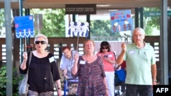 Warga lansia di Rumah Yahudi Los Angeles, kebanyakan berusia sekitar 90 tahun, membawa plakat saat mengikuti pawai "Keeping Families Together" guna memprotes pemisahan keluarga di perbatasan AS-Meksiko di Reseda, California, 20 Juli 2018. (Frederic J. BROWN / AFP)