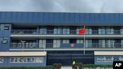 Bendera China berkibar di depan gedung Kedutaan Besar China di Honiara, Kepulauan Solomon, dalam foto yang diambil pada 1 April 2022. (Foto: AP/Charley Piringi)