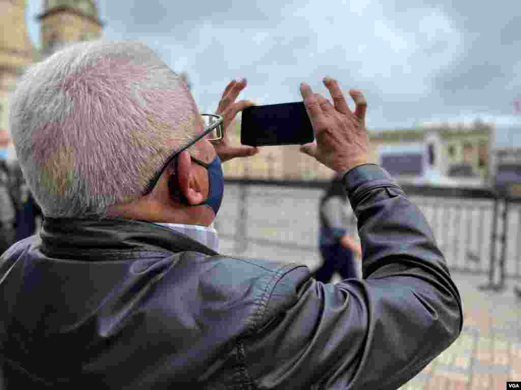 Hombre colombiano documenta con su teléfono celular la instalación de la tarima para la posesión presidencial de Colombia este 7 de Agosto de 2022.