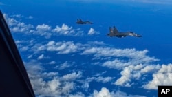 Foto de la agencia de prensa china Xinhua transmitida por AP muestra aviones caza en ejercicios militares alrededor de Taiwan el 7 de Agosto de 2022.
