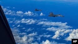 Jet tempur Komando Teater Timur Tentara Pembebasan Rakyat China melakukan latihan tempur bersama di sekitar Pulau Taiwan, 7 Agustus 2022. Gong Yulong/Xinhua via AP)