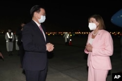 រូបឯកសារ៖ ប្រធាន​រដ្ឋ​សភា​សហរដ្ឋ​អាមេរិក​ អ្នកស្រី Nancy Pelosi (ស្ដាំ) ត្រូវ​បាន​ទទួល​ស្វាគមន៍​ដោយ​រដ្ឋមន្ត្រី​ការបរទេស​តៃវ៉ាន់ លោក Joseph Wu នៅ​ពេល​ដែល​អ្នកស្រីបាន​អញ្ជើញ​ទៅ​ដល់​ទីក្រុង​តៃប៉ិ កោះ​តៃវ៉ាន់ ថ្ងៃទី ២ ខែសីហា ឆ្នាំ២០២២។ (Taiwan Ministry of Foreign Affairs via AP)