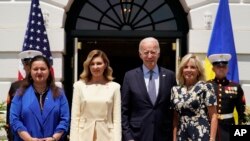 美國總統拜登與美國第一夫人吉爾·拜登在白宮與來訪的烏克蘭第一夫人奧萊娜·澤連斯卡婭及烏克蘭駐美大使奧克薩娜·馬爾卡羅娃在白宮合影。(2022年7月19日)