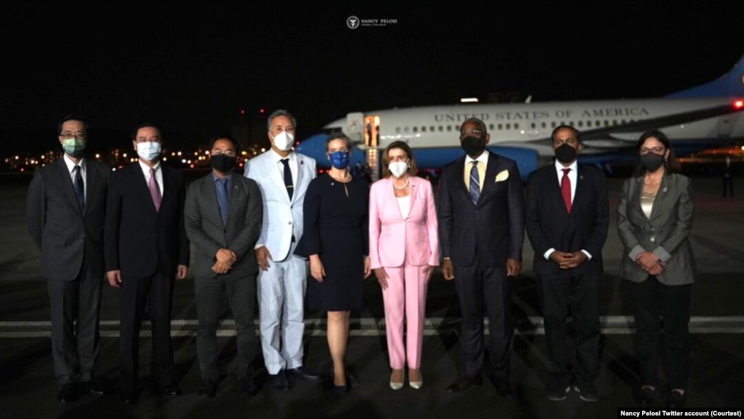 美國國會眾議院議長佩洛西率國會代表團8月2日晚間飛抵台北松山機場後合影。 （佩洛西官方推號）