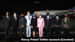美国国会众议院议长佩洛西率国会代表团8月2日晚间飞抵台北松山机场后合影。（照片来源：佩洛西官方推特）