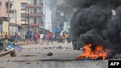 Jeudi et vendredi, de sanglantes manifestations contre la junte, interdites par les autorités, ont fait cinq morts.