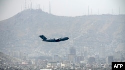 Самолет ВВС США вылетает из аэропорта Кабула 30 августа 2021 года, в рамках эвакуационных рейсов, организованных международной коалицией. Фото AFP.