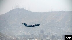 Sebuah pesawat Angkatan Udara AS lepas landas dari bandara di Kabul pada 30 Agustus 2021. ( Aamir QURESHI / AFP)