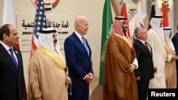 Tổng thống Mỹ Joe Biden (giữa) chụp ảnh cùng các nhà lãnh đạo các nước vùng Trung Đông trong Hội nghị thượng đỉnh An ninh và Phát triển Jeddah (GCC+3) tại một khách sạn ở Jeddah, Ả-rập Saudi, ngày 16 tháng 7, 2022. 