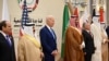 Президент Байден (третий слева) и другие участники Саммита по безопасности и развитию в Джидде, Саудовская Аравия, 16 июля 2022 г. (фото Mandel Ngan/Pool via REUTERS) 