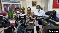 Menko Polhukam Mahfud MD, Menkominfo Johnny G. Plate, dan Wamenkumham Edward Omar Sharif Hiariej memberikan keterangan pers di Kantor Presiden, Jakarta, Selasa (02/08/2022). (Foto: Humas Setkab/Rizki)