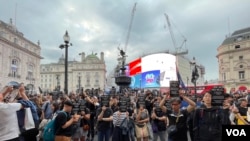 數百名香港人在英國倫敦市中心皮加地利圍（Piccadilly Circus）舉辦集會, 紀念元朗“721事件”三週年（美國之音/鄭樂捷）