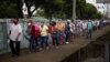 ARCHIVO - Nicaragüenses hacen fila para recibir una vacuna contra el COVID-19.