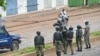 Gendarmes et policiers anti-émeutes guinéens se sont déployés à Conakry le 28 juillet 2022.