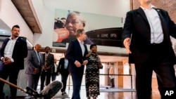 Ngoại trưởng Mỹ Anthony Blinken được bà Antoinette Sithole tháp tùng trong chuyến thăm bảo tàng Hector Pieterson ở Nam Phi