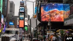 تصاویر کهکشان‌های دور دست از تلسکوپ فضایی جیمز وب، روی نماگرهای میدان تایمز اسکوئر، نیویورک