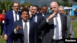 El presidente de la Federación Salvadoreña de Fútbol, ​​Hugo Carrillo (izq.) acompaña al presidente de la FIFA, Gianni Infantino, en las nuevas instalaciones de FESFUT en San Salvador, el 20 de noviembre de 2019.