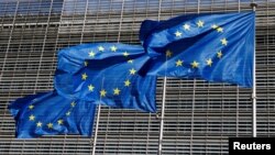 Флаги ЕС перед зданием штаб-квартиры Еврокомиссии в Брюсселе, Бельгия (архивное фото)
