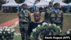 Bintou Keita, la cheffe de la Monusco, la mission de l'ONU en République démocratique du Congo, assiste à une cérémonie en l'honneur des casques bleus morts lors de violentes manifestations contre la Monusco, à Goma, le 1er août 2022.