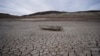 Un bote hundido se asienta sobre tierra agrietada a cientos de pies de la costa del lago Mead, cerca de Boulder City, Nevada. Otro cuerpo ha aparecido en el lago Mead. (Foto AP/John Locher, archivo)