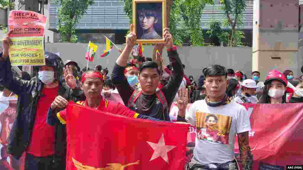 သေဒဏ်စီရင်မှုသတင်း စစ်ကောင်စီက ထုတ်ပြန်လိုက်အပြီး ထိုင်းနိုင်ငံ ဘန်ကောက်မြို့ မြန်မာသံရုံးရှေ့ ထိုင်းရောက်မြန်မာတွေ ဆန္ဒပြ