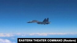 Avion pod komandom Narodne oslobodilačke armije Kine učestvuje u vojnim vježbama u vodama oko Tajvana, 5. august 2022.