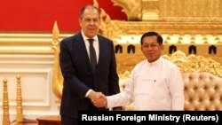 Menteri Luar Negeri Rusia Sergei Lavrov menghadiri pertemuan dengan pemimpin militer Myanmar Min Aung Hlaing di Naypyidaw, Myanmar, 3 Agustus 2022. (Foto: via Reuters)